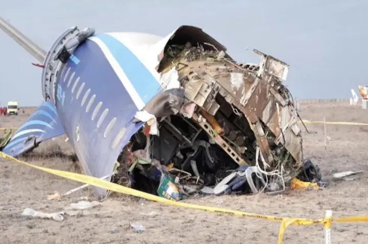 Avião que caiu no Cazaquistão pode ter sido atingido por mísseis russos