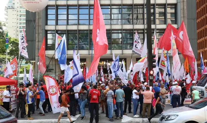 Centrais sindicais fazem protesto na Avenida Paulista contra Selic 