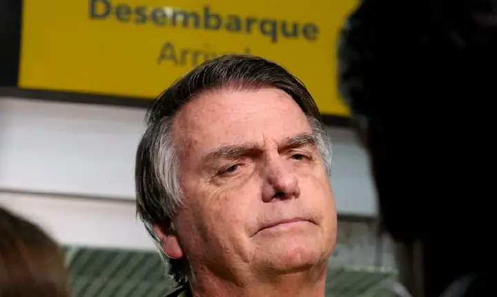 Citando possível fuga, Moraes nega devolver passaporte de Bolsonaro