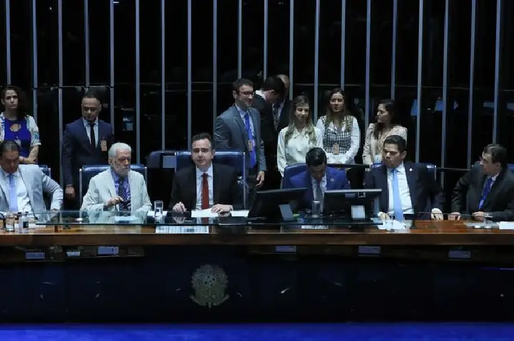 Congresso promulga emenda à Constituição para cortar gastos do governo