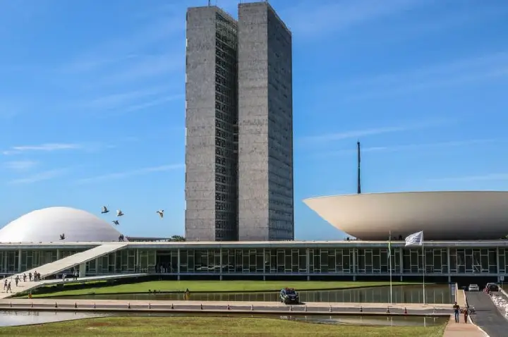 Congresso promulga emenda constitucional que corta gastos e restringe abono do PIS/Pasep