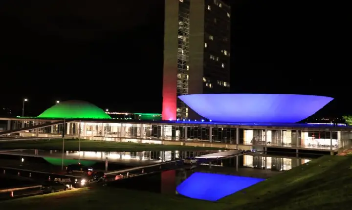 Congresso recebe iluminação azul e lilás pelo Dia Mundial das Doenças Raras