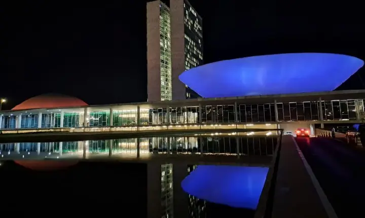 Congresso recebe iluminação especial pelo Dia Mundial do Rim