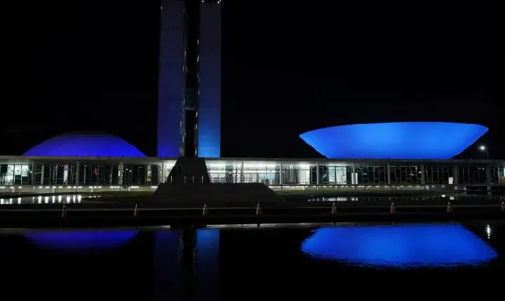 Congresso se ilumina de azul para conscientização sobre câncer de intestino