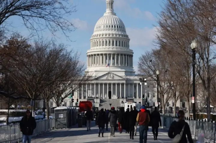 Dezenas esperam no frio intenso de DC para prestar homenagem a Jimmy Carter: 'Um homem honrado'