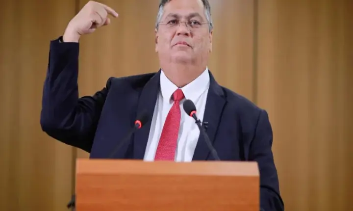 Dino diz que STF não julgará Bolsonaro em ritmo de calendário eleitoral