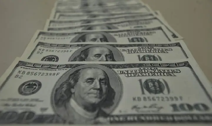 Dólar cai para R$ 6,02 e atinge menor valor em mais de um mês