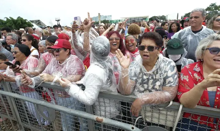 Manifestantes comemoram democracia na Praça dos Três Poderes