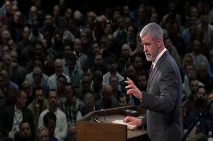 Paul Washer enfatiza a importância da oração pessoal e alerta contra ministérios de 