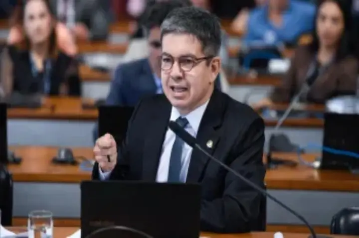 Randolfe critica sistema de votação ao Senado e pleiteia mudança