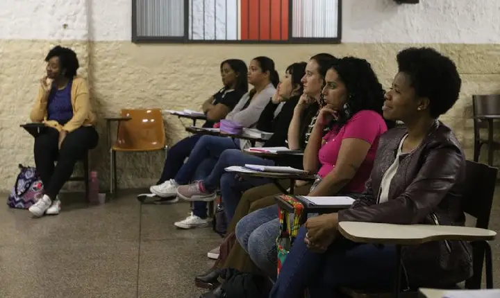 Rede de cursinhos populares dá bolsa de R$ 200 a estudantes