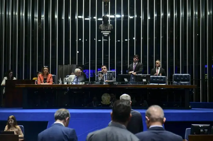 Senado aprova teto para salário mínimo e mudanças no BPC