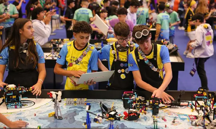 Torneio de robótica classifica estudantes para competição mundial