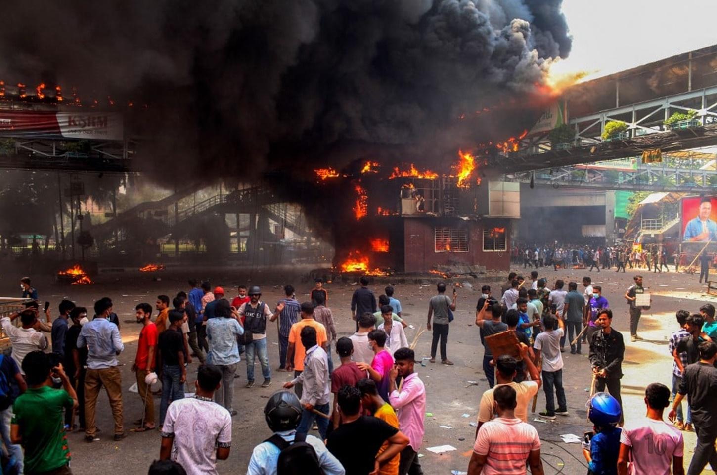 Protestos em Bangladesh: minorias se mobilizam para proteger locais de culto