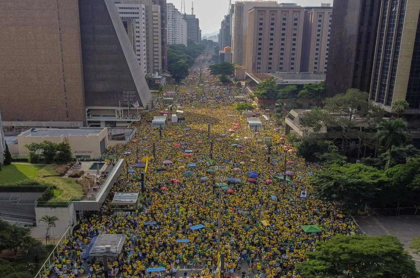 Brasileiros que se identificam com a direita são quase o dobro dos que se dizem de esquerda, aponta Nexus