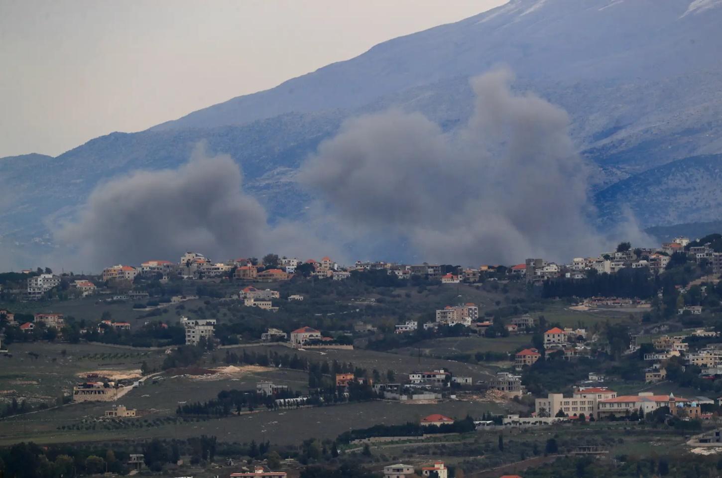 Israel lança dezenas de ataques no Líbano com o objetivo de afastar Hezbollah da fronteira