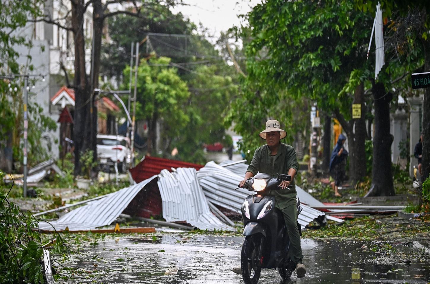 O supertufão Yagi destruiu telhados de edifícios, afundou barcos e provocou deslizamentos de terra no Vietnã, elevando no domingo (8) para nove o núme