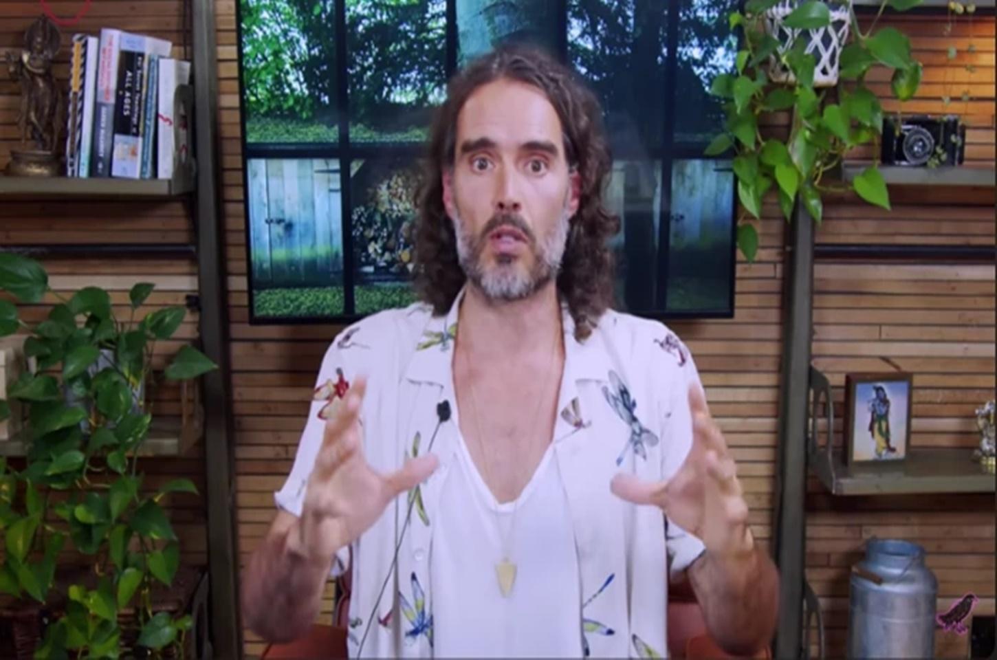 Russell Brand: As pessoas em Hollywood estão 'aterrorizadas de serem expostas' por seus pecados