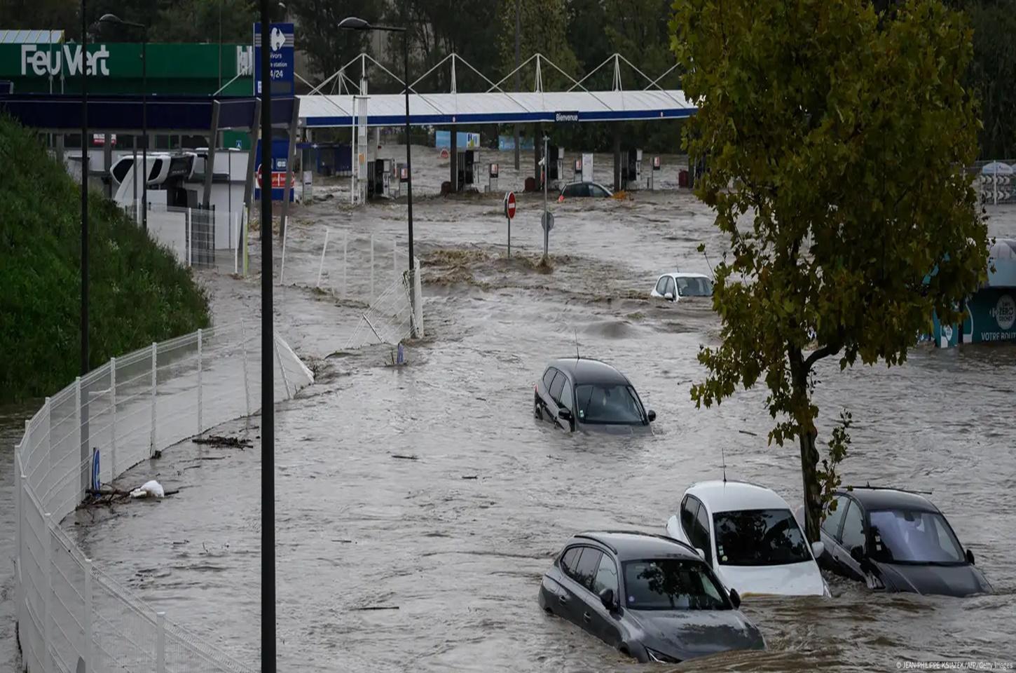 Tempestades atingem França e deixam centenas de desabrigados