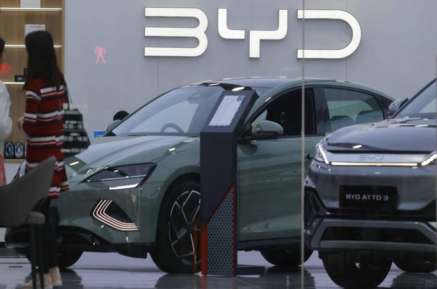 União Europeia aprova taxas de até 46% sobre importação de carros elétricos chineses e irrita Pequim