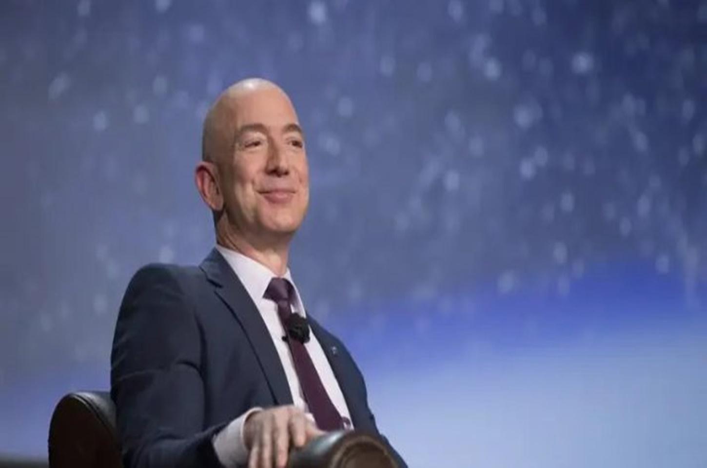 Após vetar apoio do Post a Kamala, Bezos parabeniza Trump