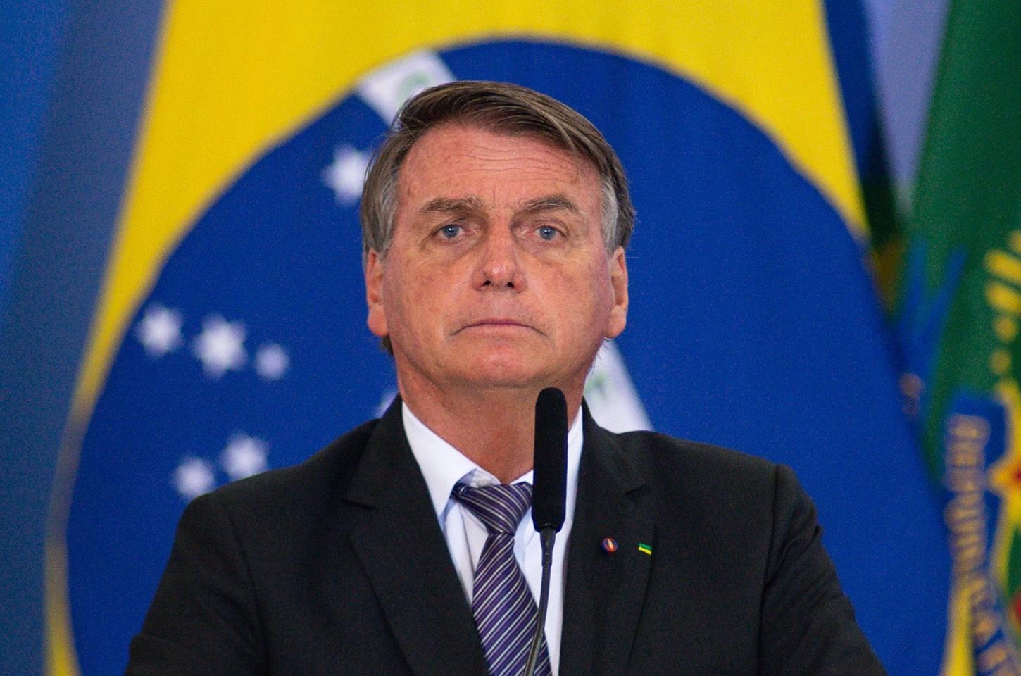 Bolsonaro critica governo por alta histórica do dólar e ironiza Simone Tebet