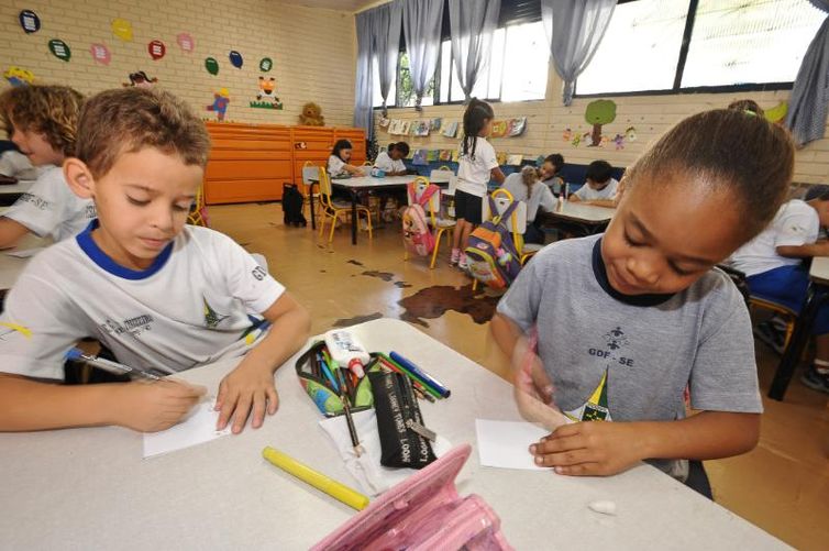 Brasil aumenta investimento público em educação 