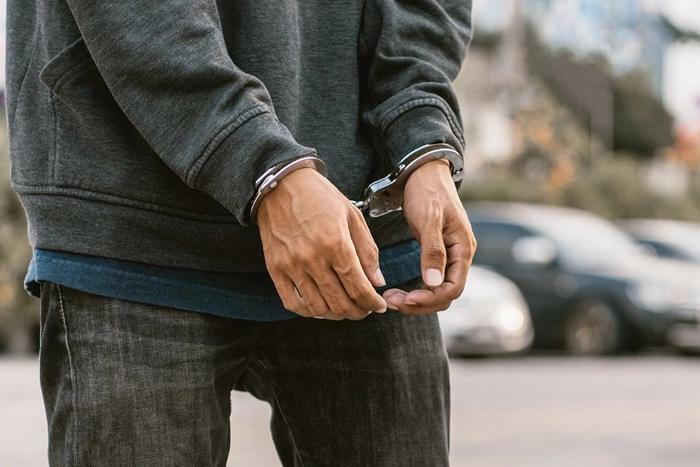 Homem acusado de entrar em igreja no Texas com rifle tático é acusado de crime federal com arma de fogo