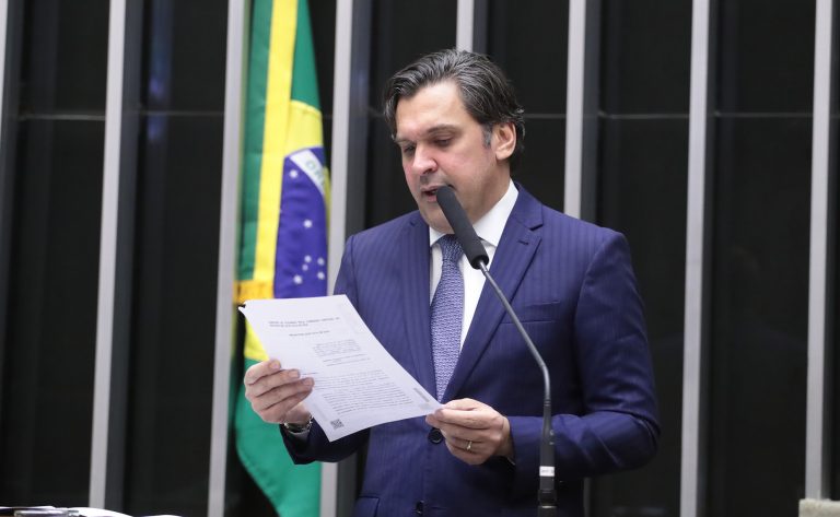 Câmara aprova projeto que limita o aumento do salário mínimo e restringe acesso ao BPC; acompanhe