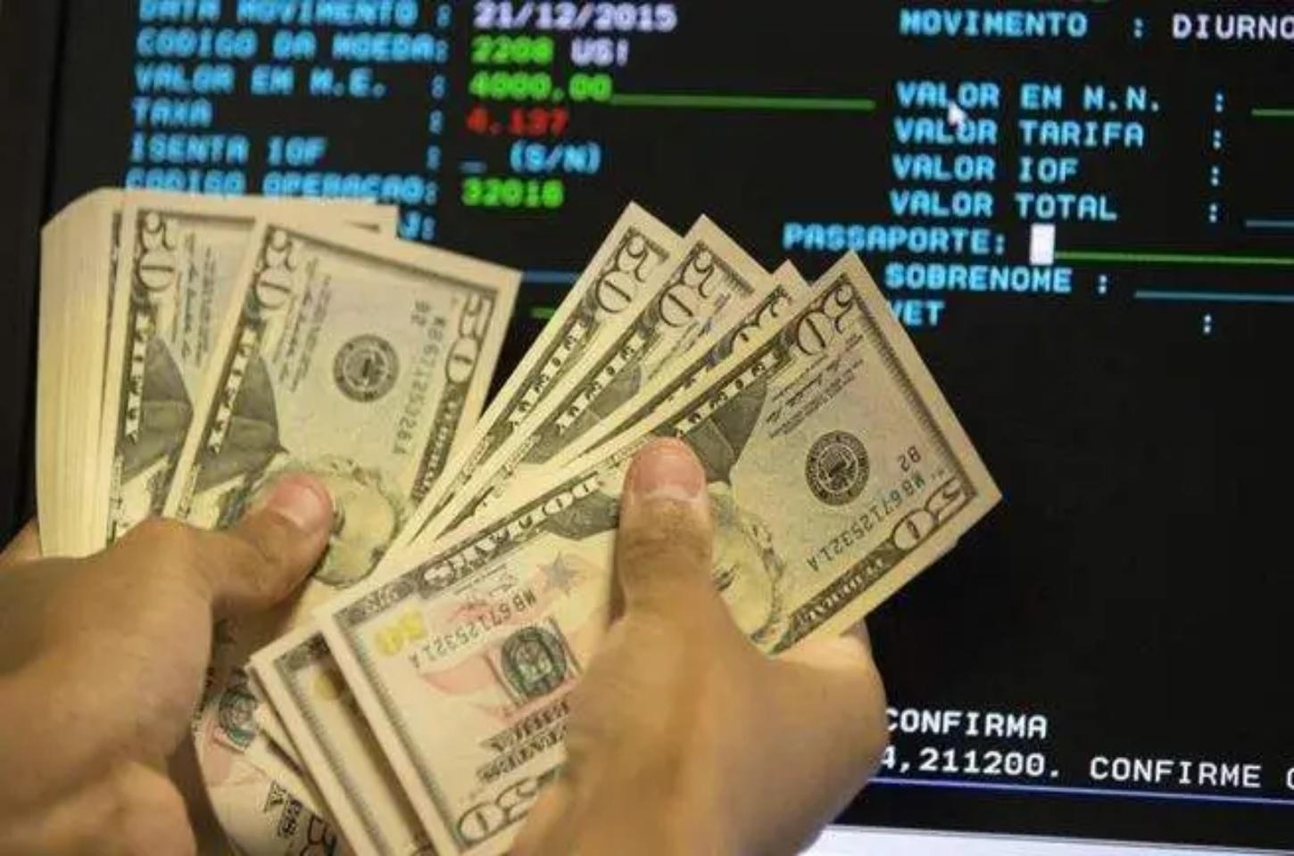 Dólar segue em disparada e bate R$ 6,20