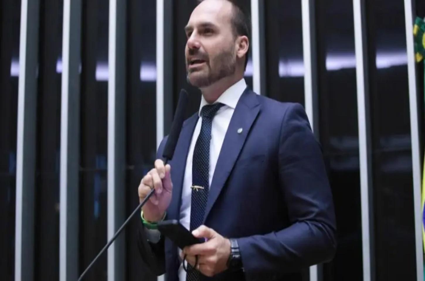 Eduardo Bolsonaro reage a relatório da PF que o acusa de injúria