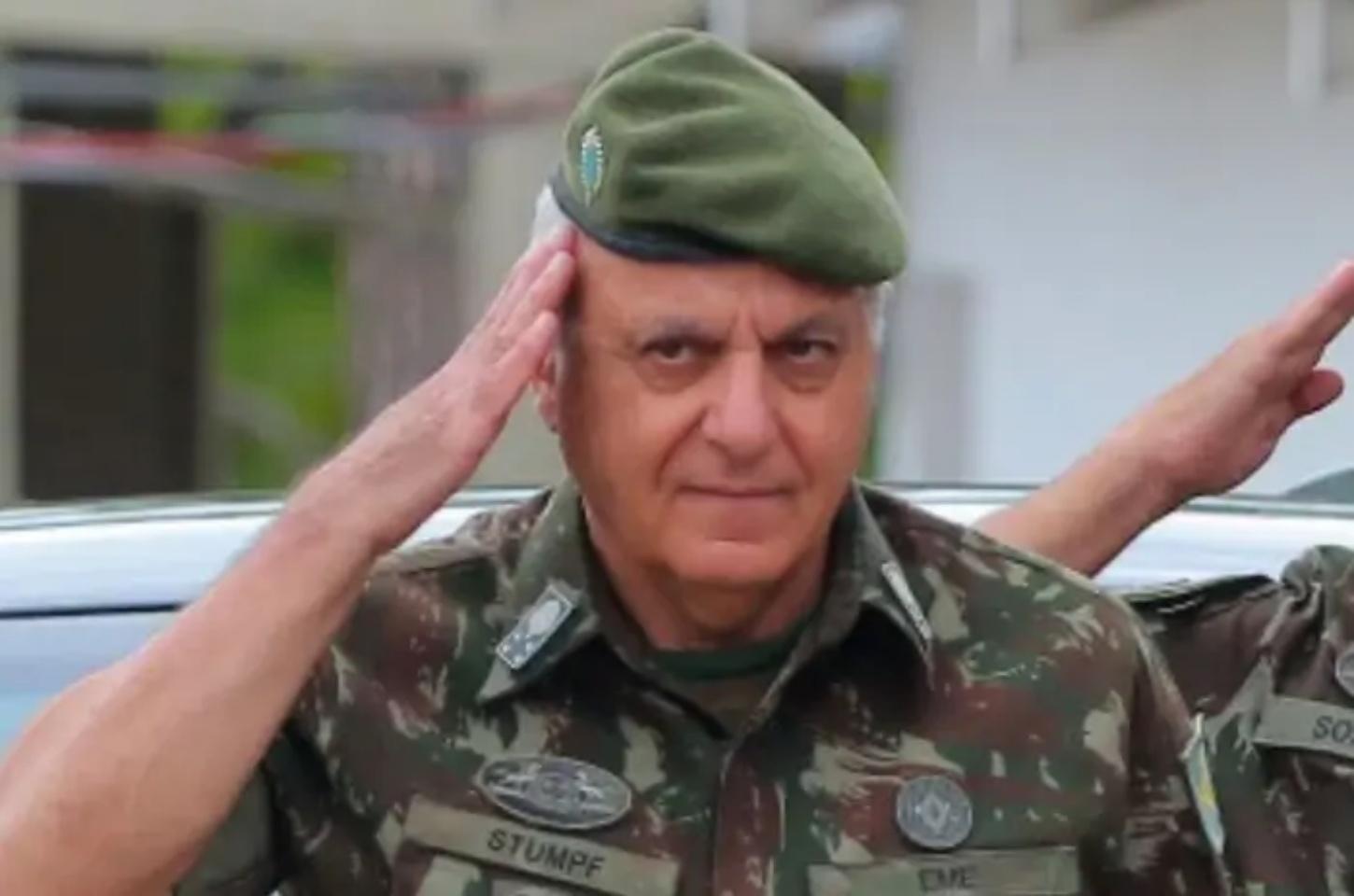 General criticado por militares radicais por barrar suposto golpe rompe silêncio