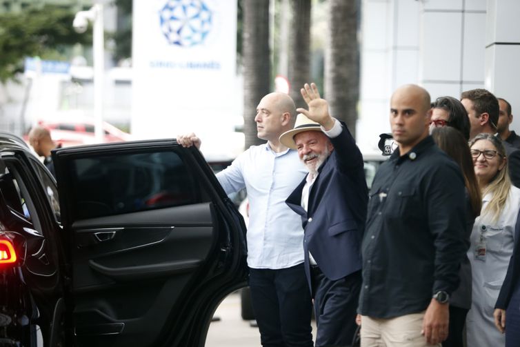 Lula recebe alta hospitalar e ficará em SP até quinta-feira