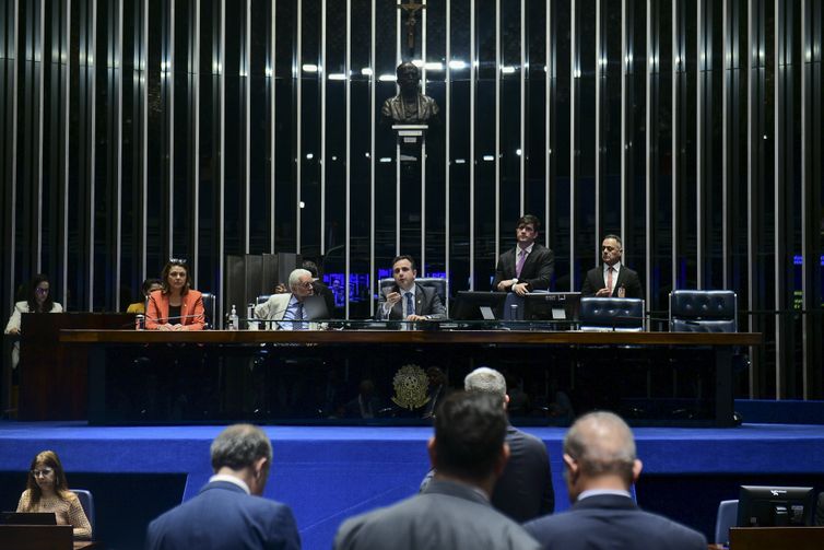 Senado aprova teto para salário mínimo e mudanças no BPC