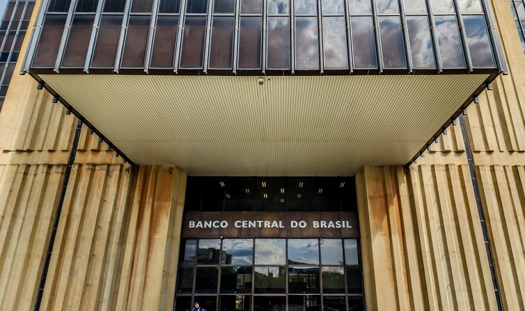 Banco Central anuncia primeira intervenção no câmbio em 2025