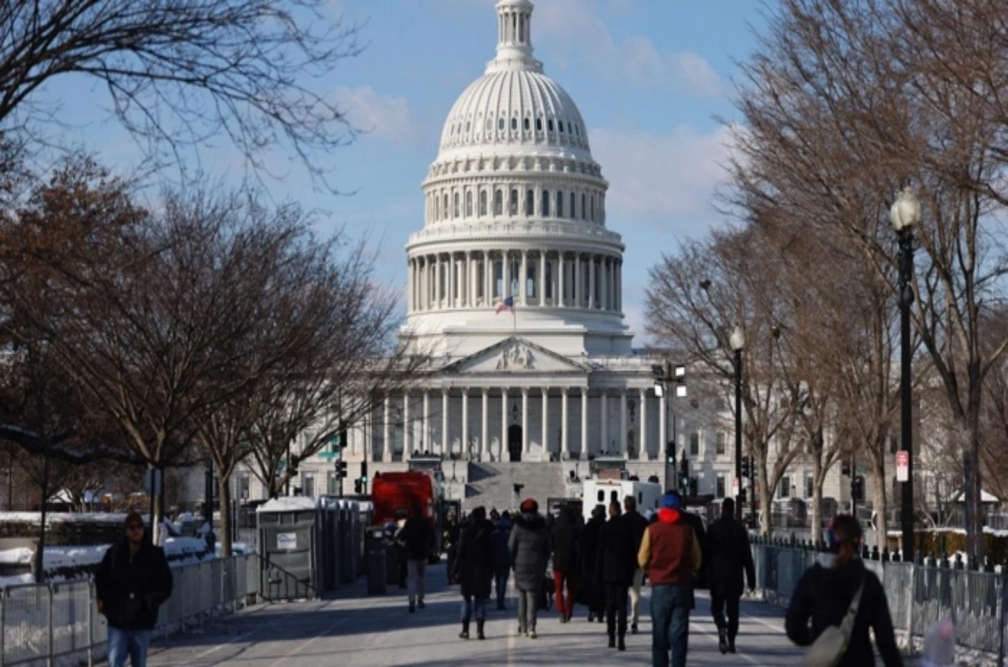 Dezenas esperam no frio intenso de DC para prestar homenagem a Jimmy Carter: 'Um homem honrado'