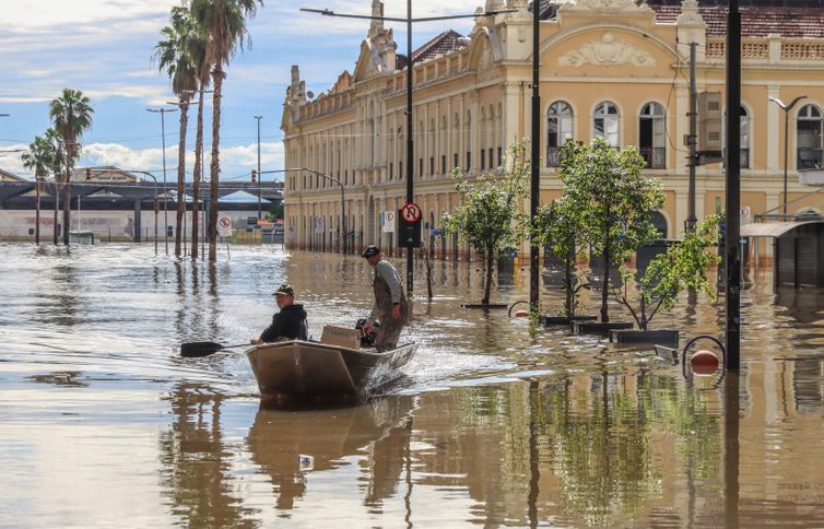 Eventos climáticos deixam 242 milhões de alunos sem aulas em 2024