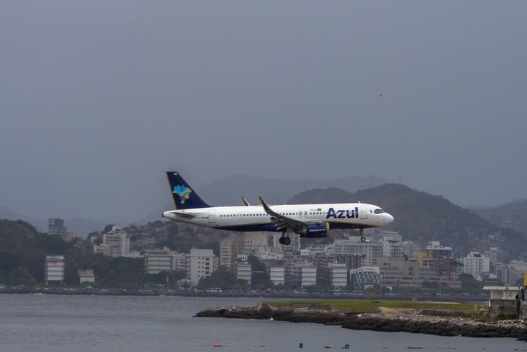 Preço médio de passagens aéreas diminuiu 5,1% em 2024, diz ministro