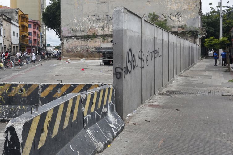 Prefeitura de São Paulo nega que muro confine pessoas na Cracolândia