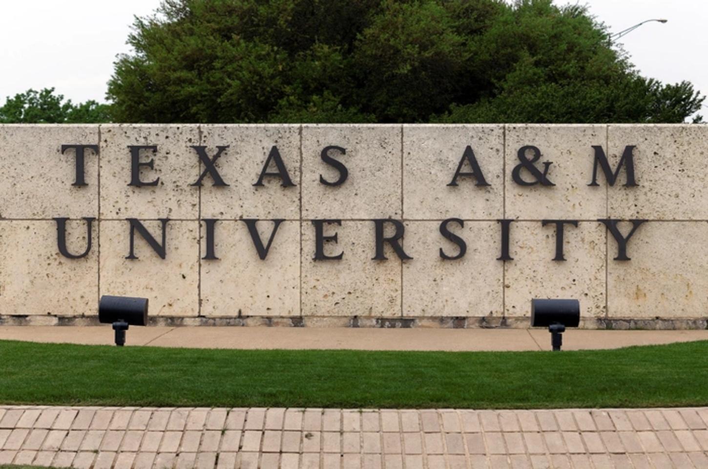 Presidente da Texas A&M cancela viagem para conferência excluindo estudantes brancos e asiáticos após ameaça do governador Abbott