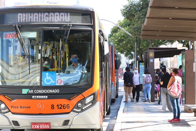  Setor de serviços recua 0,9% em novembro, influenciado por transporte