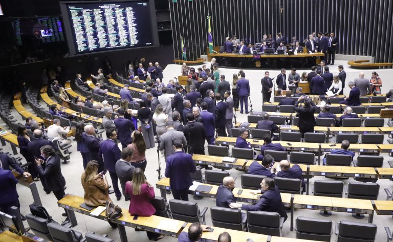 Governistas criticam TCU por suspender recursos do Pé-de-Meia; oposição quer CPI sobre o programa