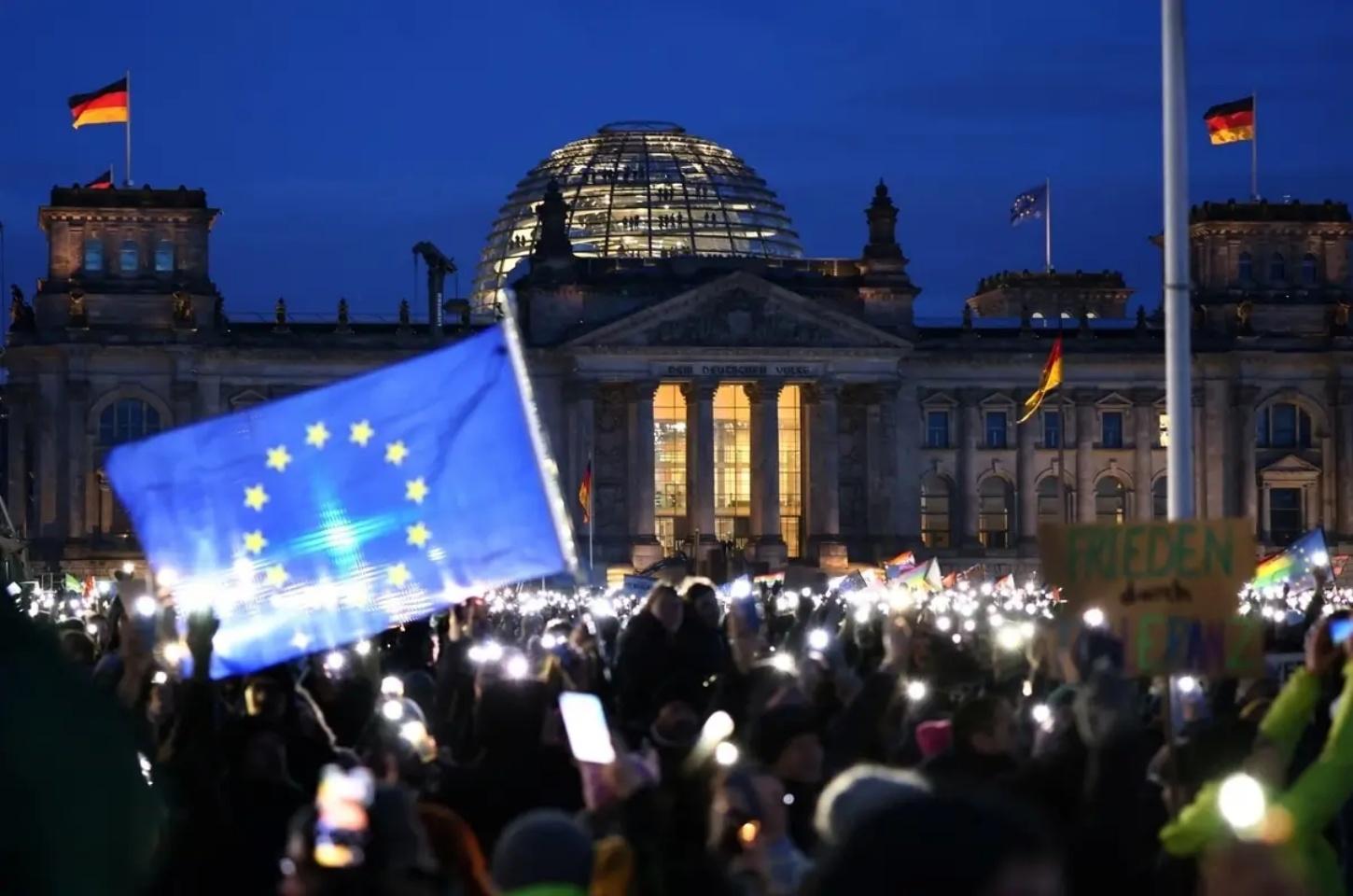 Governo Scholz financia protestos em massa contra a direita na Alemanha