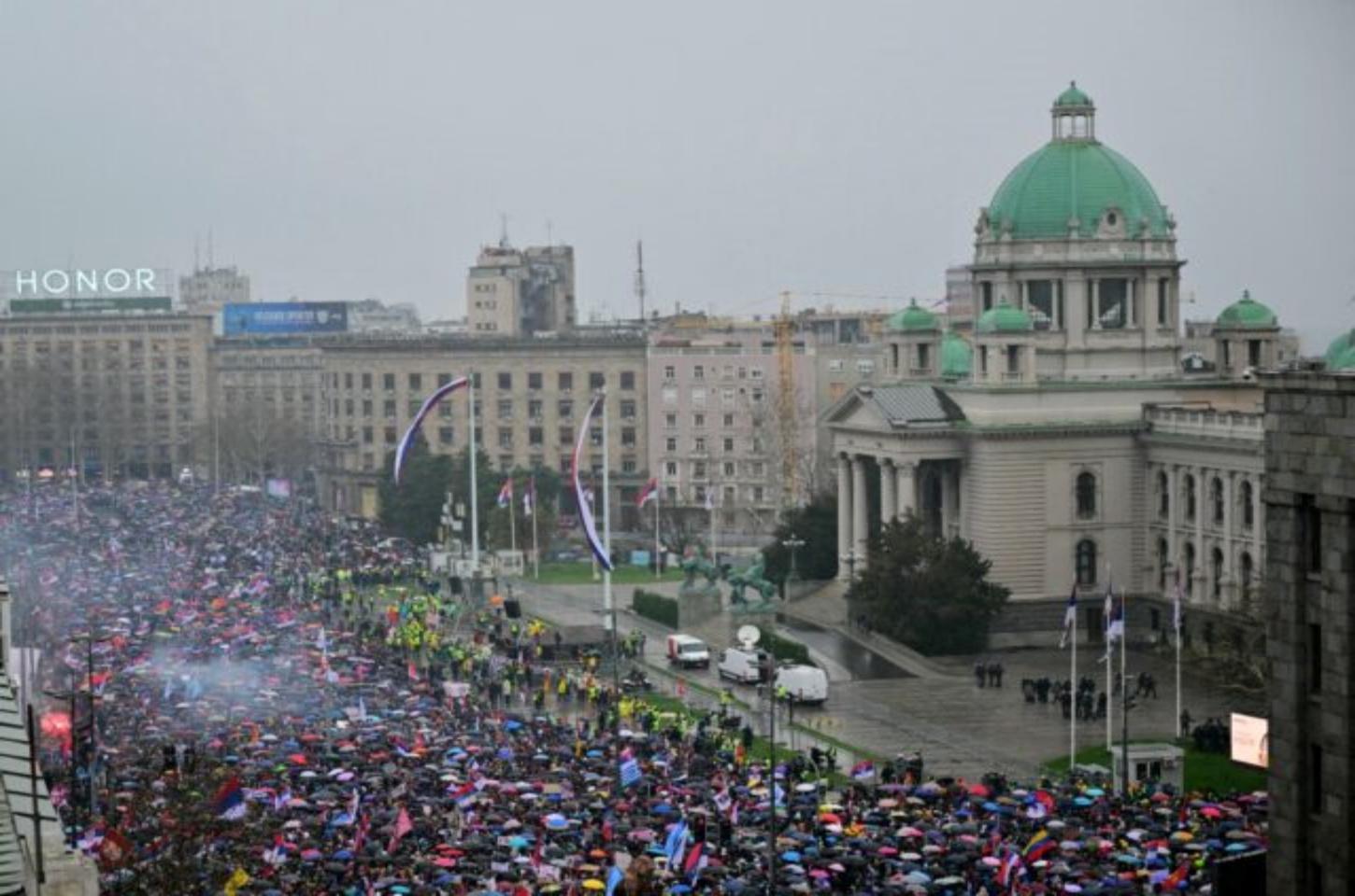 Dezenas de milhares protestam em Belgrado contra o governo sérvio