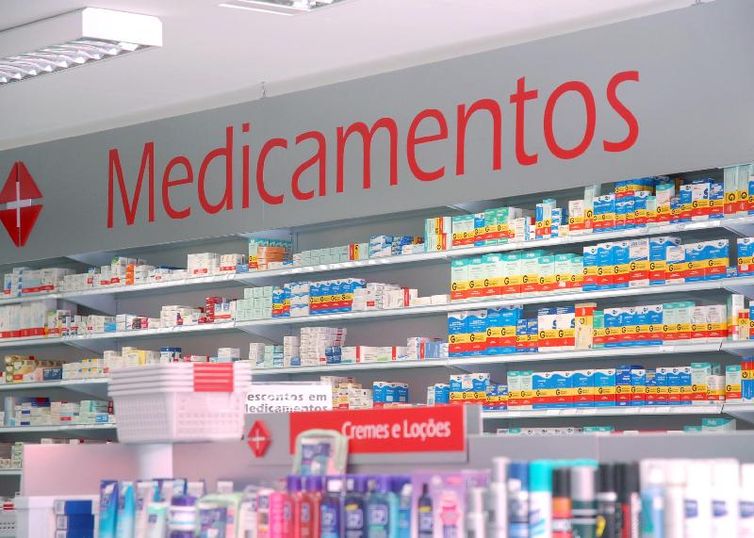 Entidades criticam permissão para farmacêutico prescrever medicamento